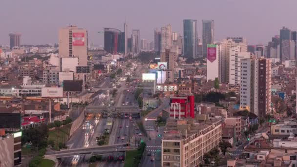 Vista aérea de la autopista Via Expresa y autobús metropolitano con tráfico día a noche timelapse. Lima, Perú — Vídeos de Stock