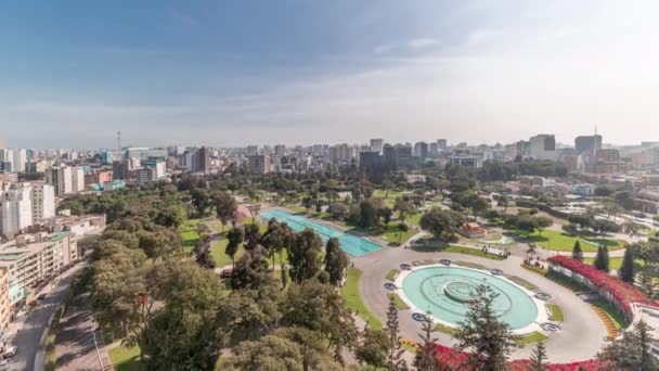 Luftaufnahme zum Park des Reservats mit magischem Wasserkreislauf größter Brunnenkomplex im Zeitraffer — Stockvideo