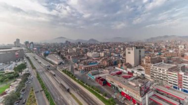 Via Expresa otoyolunun ve trafikle dolu metropolitan otobüsün havadan görüntüsü. Lima, Peru
