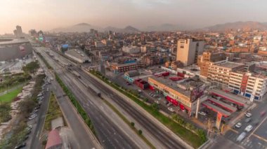 Via Expresa otoyolu ve gün batımında trafiği olan metropolitan otobüs manzarası. Lima, Peru