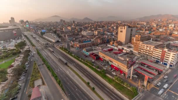 Vista aérea da rodovia Via Expresa e ônibus metropolitano com tráfego durante o pôr do sol timelapse. Lima, Peru — Vídeo de Stock