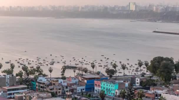 Luchtfoto van Limas kustlijn met boten, waaronder de districten Barranco en Chorrillos timelapse. Peru — Stockvideo