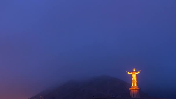 Vista aérea de Cristo del Pacífico y Morro Cerro Solar en el fondo noche a día timelapse. — Vídeos de Stock