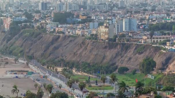 Flygfoto över Limas strandlinje inklusive distrikten Barranco och Chorrillos timelapse. Jordgubbar — Stockvideo