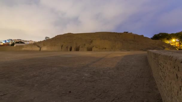 Піраміда Уака Пуклла день у ніч тімелапс, передінкська культурна церемоніальна будівля руїн в Лімі, Перу — стокове відео