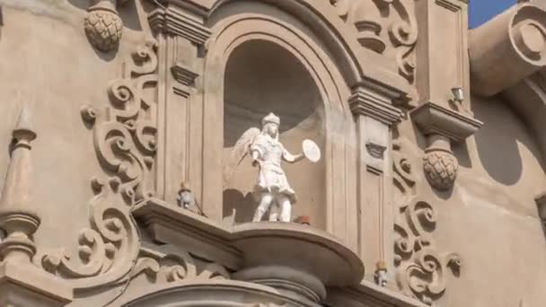 Statue sur l'église Parroquia Virgen Milagrosa à Lima, près de Kennedy Park timelapse hyperlapse, Pérou — Video