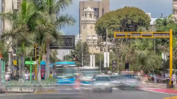 Gran intersección de carreteras en la Plaza Grau con timelapse de tráfico en Lima . — Vídeos de Stock