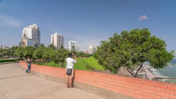 Park del Amor 'da hızlı yürüyüş ya da Aşk Parkı Miraflores, Lima, Peru' da hızlandırılmış zaman aşımı.. — Stok video