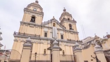 San Pedro Bazilikası 'nın dış cemiyeti tarafından 16. yüzyılda inşa edilen zaman atlaması hiperhızlandırması. Lima, Peru