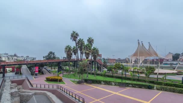 Het Muralla Park van dag tot nacht. Het is een openbaar park gelegen in de stad Lima. — Stockvideo