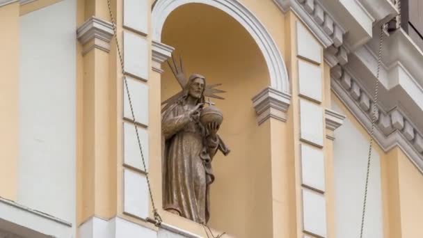 Standbeeld op de basiliek van San Pedro timelapse hyperlapse gebouwd door de Sociëteit van Jezus in de zestiende eeuw. Lima, Peru — Stockvideo