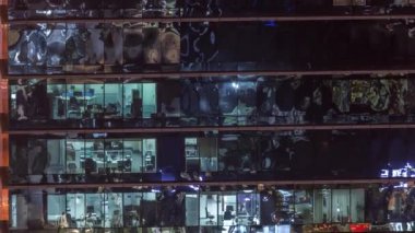 Ofis gökdelen dış gece geç saatlerde iç ışıklar ve gece timelapse içinde çalışan insanlar ile