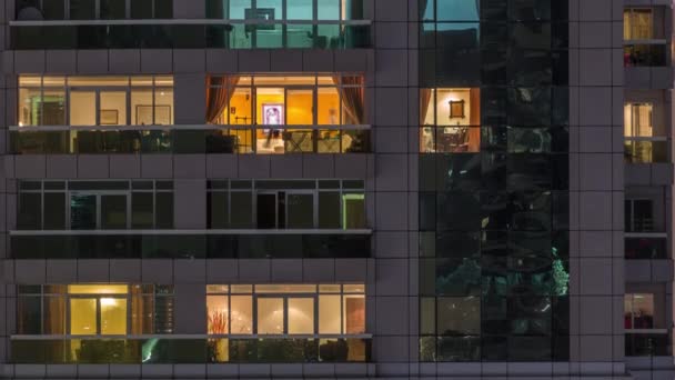 Nachtzicht van exterieur appartement gebouw timelapse. Hoogbouw wolkenkrabber met knipperende lampjes in Windows — Stockvideo