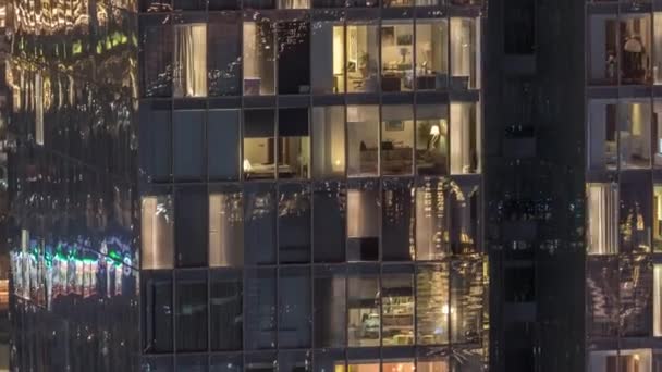 Vista noturna da torre exterior do apartamento timelapse. arranha-céus de alta elevação com luzes piscando nas janelas — Vídeo de Stock