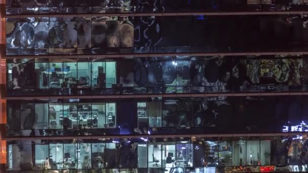 Escritório arranha-céus exterior durante o final da noite com luzes interiores acesas e pessoas que trabalham dentro da noite timelapse — Vídeo de Stock