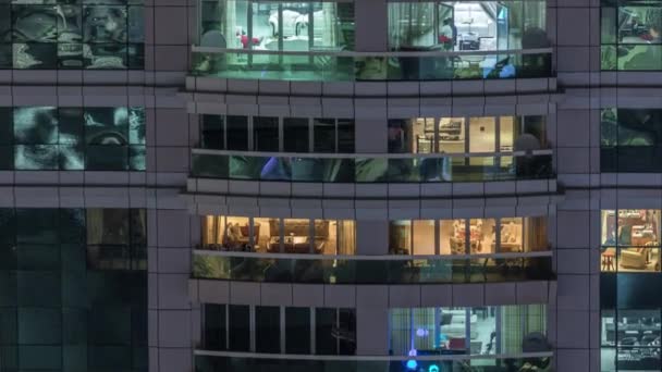 Vista nocturna del apartamento exterior timelapse edificio. Rascacielos de gran altura con luces intermitentes en las ventanas — Vídeos de Stock