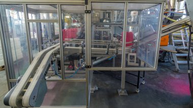 Plastik teneke kutu üretim zamanı. Fabrikadaki taşıyıcı. Çevre dostu üretim.