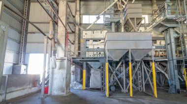 Elektrik değirmeni makineleri ve tohum üretimi için asansör. Tahıl malzemeleri. İçerideki fabrika