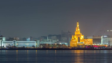 Ortadoğu Katar 'da gece aydınlatılan İslam Kültür Merkezi zaman çizelgesiyle Doha silueti. Batı Körfezi 'nden görüntüle
