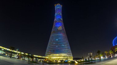 Gece Doha Spor Şehri 'ndeki Aspire Kulesi ya da Torch Hotel zaman tüneli. Doha, Katar, Orta Doğu. Aydınlatılmış gökdelen