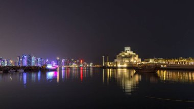 Katar 'ın Doha kentindeki eski dhow limanının panoramik görüntüsü. Arka planda West Bay silueti var. Arka planda modern gökdelenler ve müzeler ve ön planda eski tekneler.