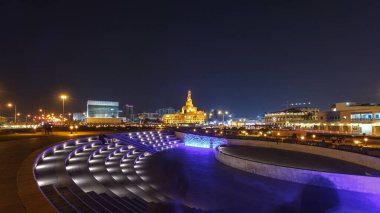 Doha 'daki Souq Waqif Parkı' nda küçük bir amfi tiyatrosu. Uzakta bitki örtüsü ve binalar bulunuyor..