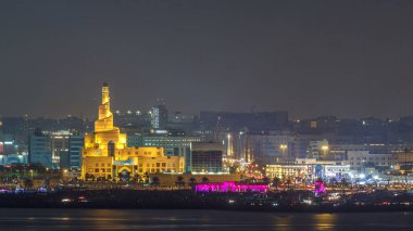 Ortadoğu Katar 'da gece aydınlatılan İslam Kültür Merkezi zaman çizelgesiyle Doha silueti. Batı körfezindeki binanın tepesinden görüntüle