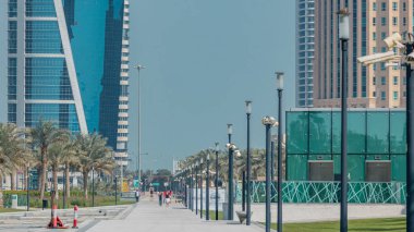 Doha 'nın gökdelenleri ve palmiyeleriyle Hotel Park' tan görülen yüksek katlı zaman çizelgesi.