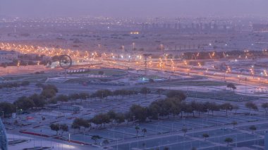 Doha 'da Aspire Zone' nin tepeden tırnağa hava görüntüsü. Yollarda ve araba parklarında trafik vardı. Sisli hava