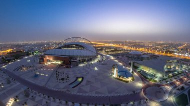 Doha 'da Aspire Zone' nin tepeden tırnağa hava görüntüsü. Yollarda trafik vardı. Sisli hava