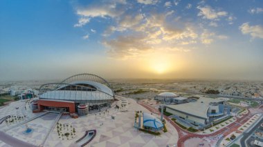 Doha 'da güneş doğarken Aspire Bölgesi' nin havadan görüntüsü. Yollarda ve araba parklarında trafik vardı. Sisli hava