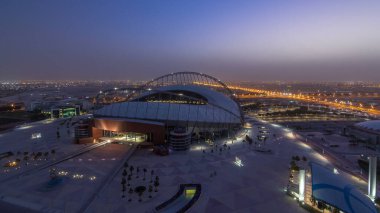 Doha 'da Aspire Zone' nin tepeden tırnağa hava görüntüsü. Yollarda trafik vardı. Sisli hava