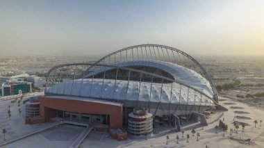 Doha 'da güneş doğarken Aspire Bölgesi' nin yukarıdan görünüşü. Güneş ışığıyla sisli hava
