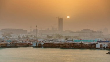 Geleneksel ahşap Dhow balıkçı tekneleriyle Doha Körfezi 'nde gün batımı. Corniche, Doha, Katar ile müzeden görüntü