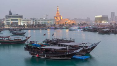 Geleneksel ahşap Dhow balıkçı tekneleriyle Doha Körfezi 'nde gece gündüz geçiş zamanı. Corniche, Doha, Katar ile müzeden görüntü