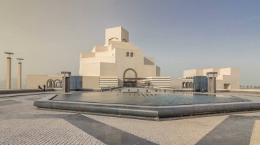 Katar 'ın İslami Sanatlar Müzesi, Doha Corniche' nin yanındaki insan yapımı adasında, çevresindeki körfeze demirlemiş çayırlarla birlikte. Çeşmeli ön görünüm