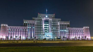 Doha 'daki İçişleri Bakanlığı' nın gece programı. Park manzarası. Yollarda trafik vardı. Doha, Katar, Orta Doğu