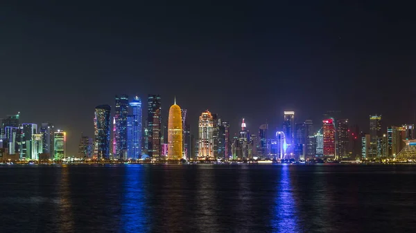 Doha Drapacze Chmur Śródmieściu Timelapse Nocy Katar Bliski Wschód Iluminowane — Zdjęcie stockowe