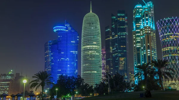 Bairro Alto Doha Noite Timelapse Visto Parque Arranha Céus Palmeiras — Fotografia de Stock