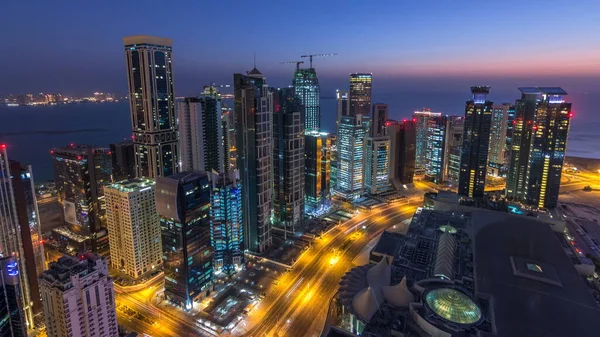 Niebo Obszaru West Bay Góry Doha Timelapse Katar Oświetlone Nowoczesne — Zdjęcie stockowe