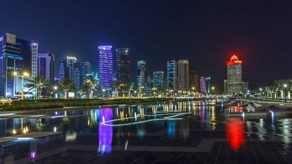 Geceleri Doha Nın Ufuk Çizgisi Yıldızlı Gökyüzü Park Timelapse Katar — Stok fotoğraf