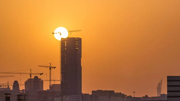 Ett Torn Doha Timelapse Qatar Uppbyggnad Siluett Mot Solnedgången Närbild — Stockfoto