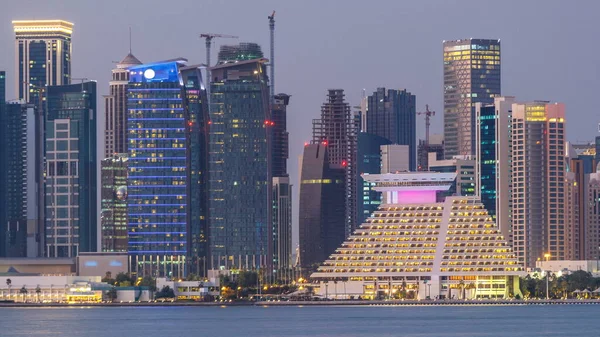 Doha Downtown Skyline Μέρα Νύχτα Χρονικό Διάστημα Μετάβασης Κατάρ Μέση — Φωτογραφία Αρχείου