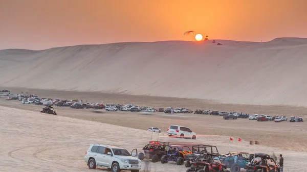 Buggy Nel Deserto Sabbia Tramonto Timelapse Gente Jeep Nel Fine — Foto Stock