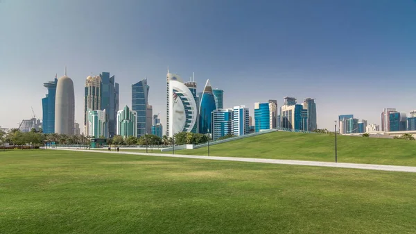 Wieżowiec Doha Timelapse Widziany Hotelu Park Zielonym Trawnikiem Sztucznym Wzgórzem — Zdjęcie stockowe