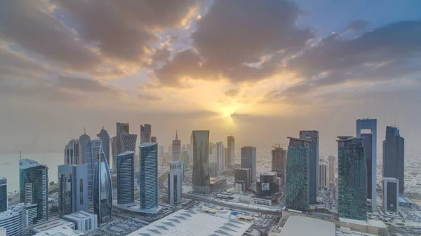 Felhőkarcolók Napnyugtakor Doha Kereskedelmi Központjának Felhőkarcolójában Fővárosban Katarban Légi Felvétel — Stock Fotó