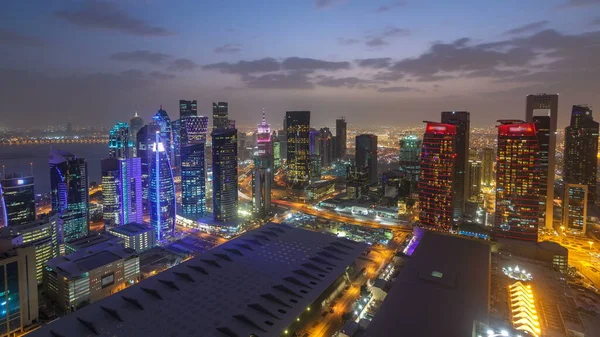 카타르도 스카이라인이 일부터 밤까지 카타르의 수도인 웨스트 지역을 운행하고 있습니다 — 스톡 사진