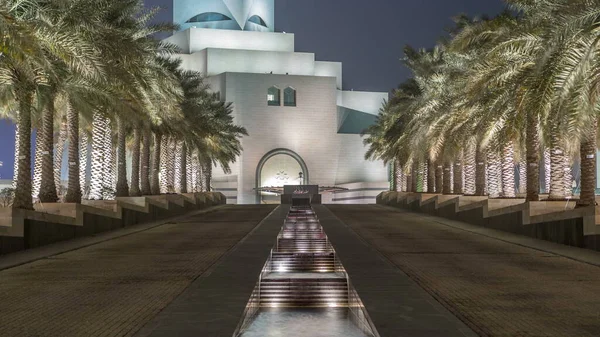 在卡塔尔的多哈 美丽的伊斯兰艺术博物馆在夜间闪烁着水泉的光芒 棕榈在侧面 它是世界上最完整的伊斯兰文物藏品之一 — 图库照片