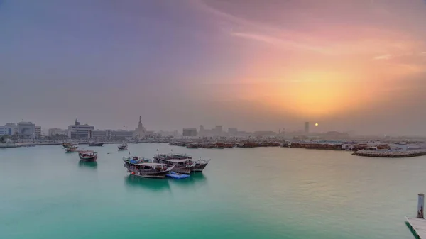 Západ Slunce Zátoce Doha Timelapse Traditional Wooden Dhow Rybářské Lodě — Stock fotografie