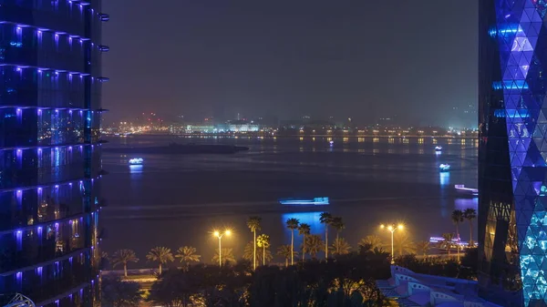 Katar Doha Timelapse Bölgesinin Batı Yakası Aydınlık Modern Gökdelenin Arasındaki — Stok fotoğraf